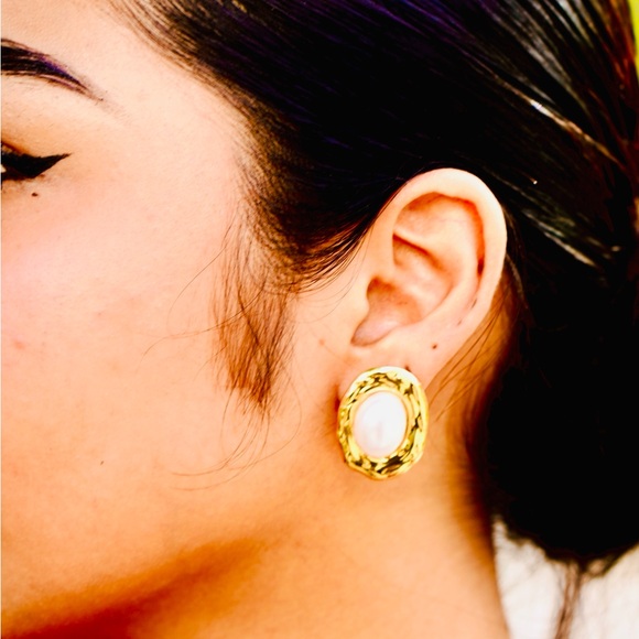 Elegant Gold and White Earrings - Picture 1 of 1